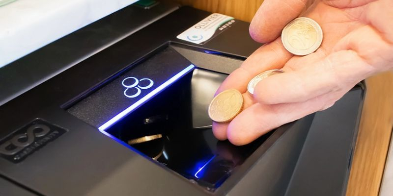 Utilisation d'un monnayeur en introduisant des pièces