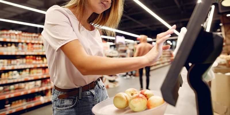 cliente pesant ses articles