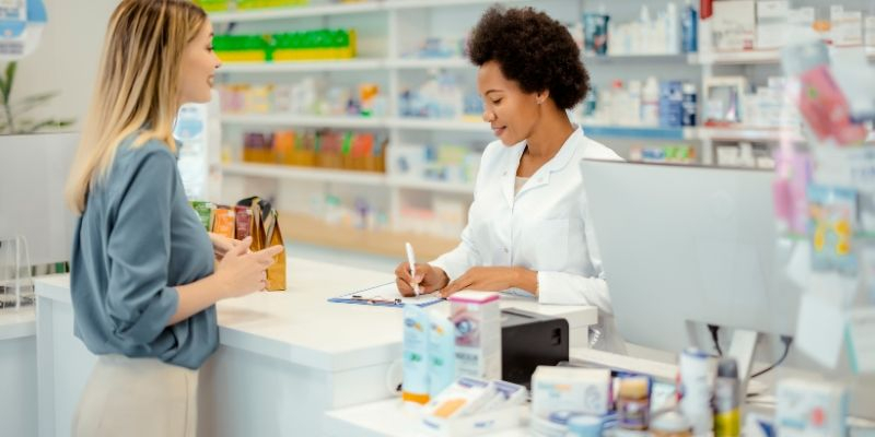 pharmacienne préparant une commande
