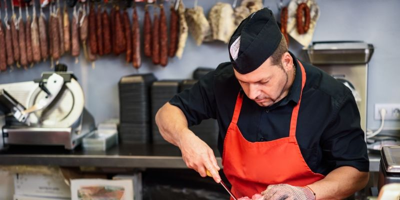 boucher préparant une commande