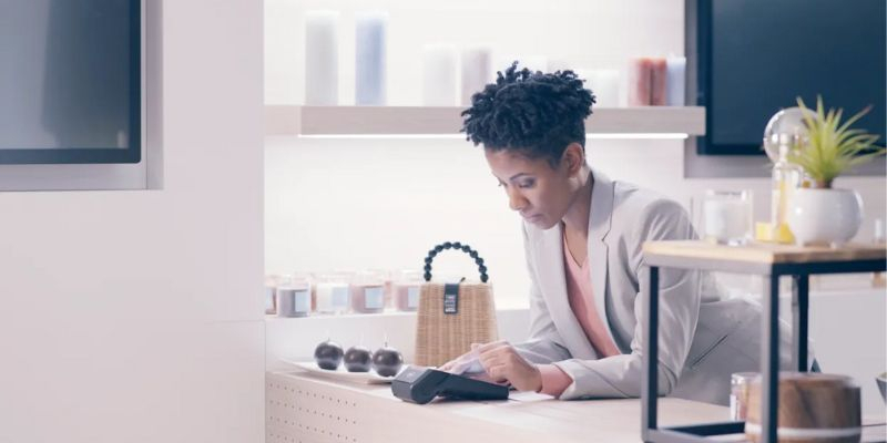 commerçante utilisant un lecteur carte bancaire