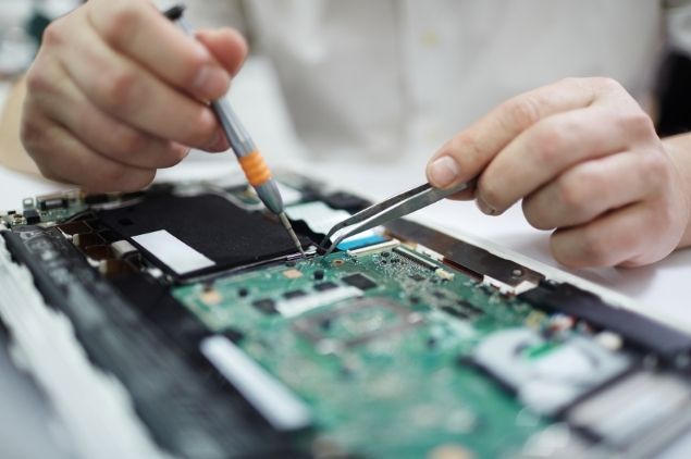technicien réparant une machine