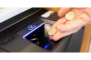 Utilisation d'un monnayeur en introduisant des pièces