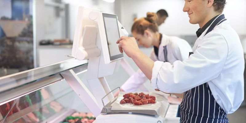 Quelle balance professionnelle choisir pour une boucherie ? Précision, conformité et hygiène au service des artisans bouchers