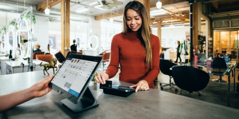 5 façons dont une caisse enregistreuse tactile peut améliorer l'efficacité de votre commerce