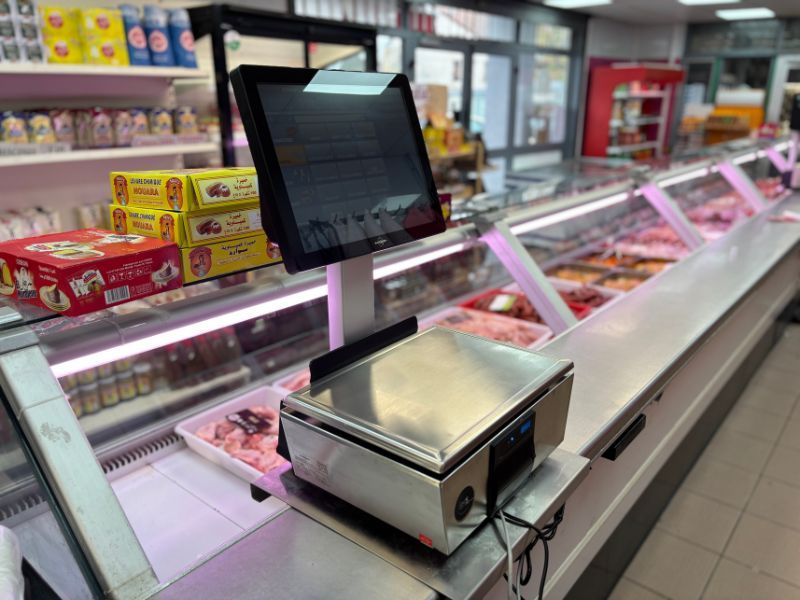 Balance poids/prix installée sur le comptoir d'une boucherie