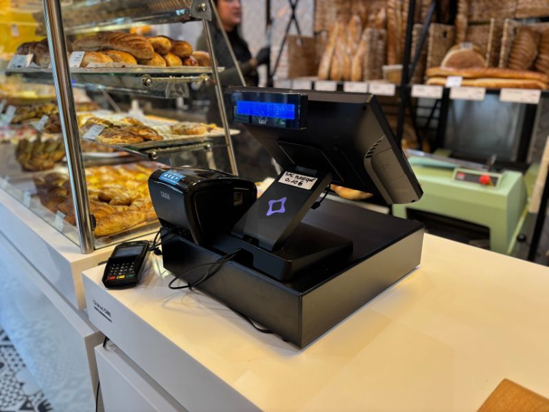 Caisse enregistreuse tactile sur le comptoir d'une boulangerie