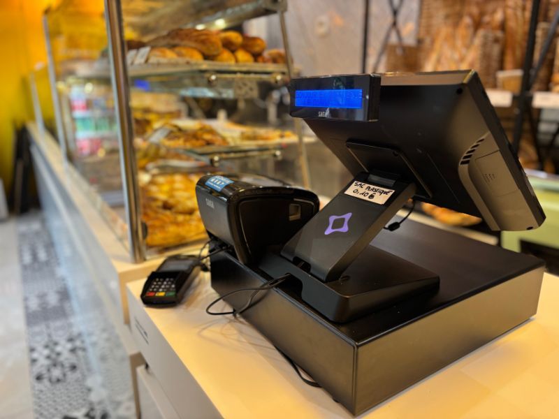 Équipement de caisse enregistreuse installé dans une boulangerie