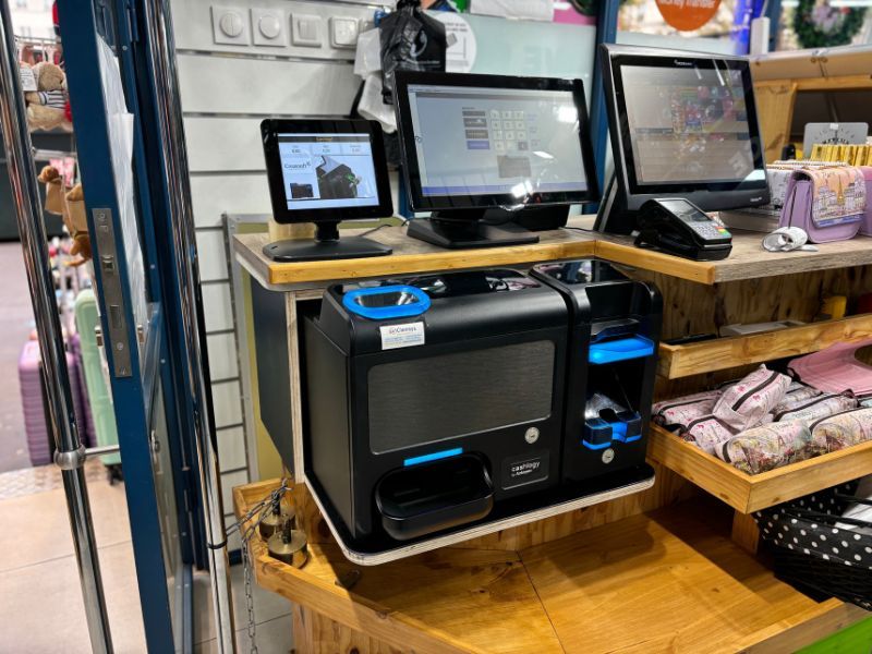 Monnayeur automatique installé au comptoir d’une boutique de souvenirs pour encaissements rapides