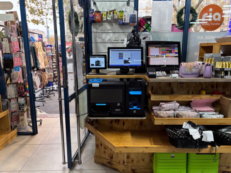 Monnayeur automatique utilisé dans une boutique de souvenirs pour sécuriser les paiements en espèces