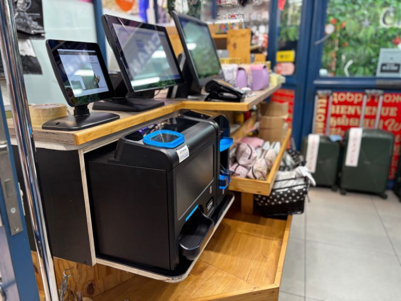 Équipement de monnayeur automatique facilitant la gestion des paiements dans une boutique de souvenirs