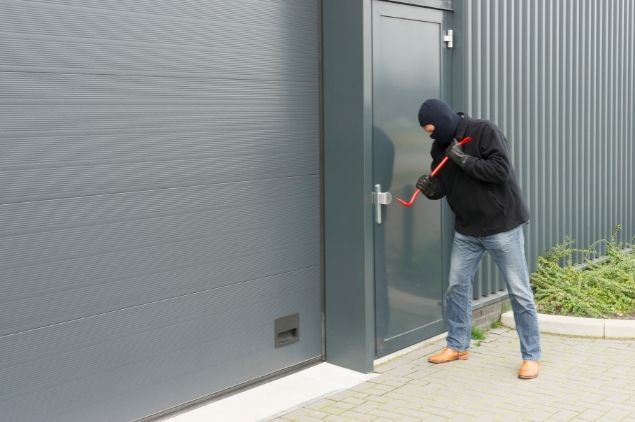 cambrioleur forçant une porte avec un pied de biche