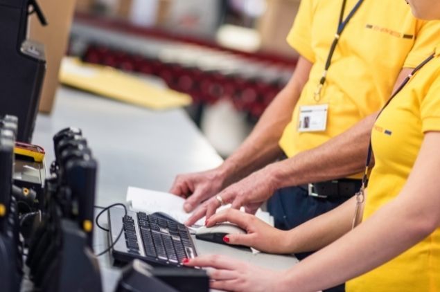 employés utilisant l'ordinateur de l'entrepôt