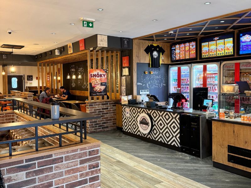 Système de monnayeur automatique pour améliorer le service client dans un fast-food lyonnais