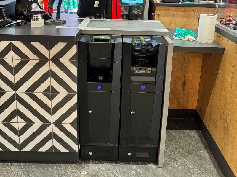 Paiements en espèces sécurisés grâce à un monnayeur automatique dans un fast-food à Lyon