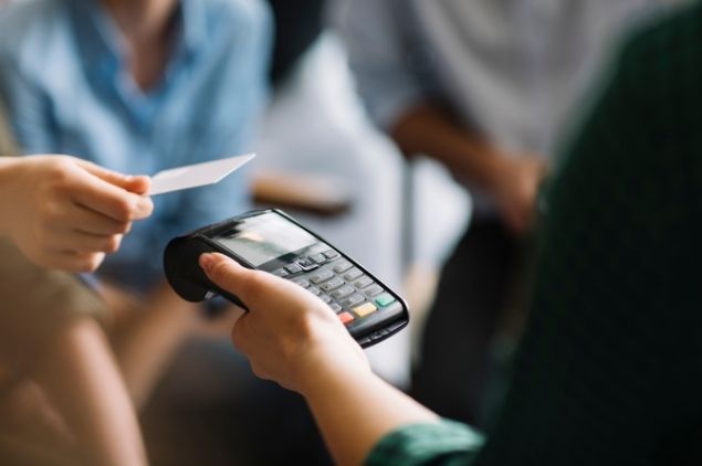 paiement sans contact sur un TPE de location