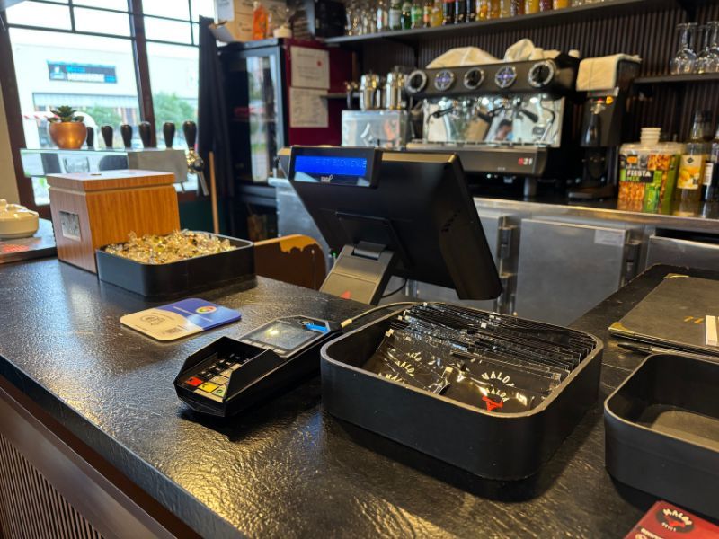 Caisse enregistreuse tactile sur le comptoir d'un restaurant