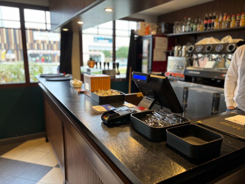 Équipement de caisse sur un comptoir de restaurant avec lecteur de carte bancaire