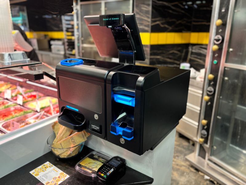Monnayeur automatique installé dans un traiteur à Toulouse pour des paiements rapides et hygiéniques