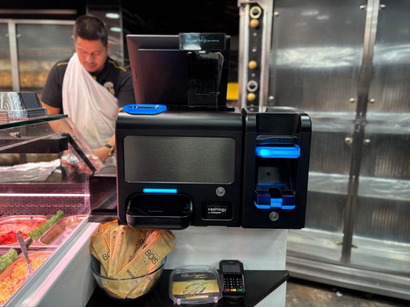 Monnayeur automatique au comptoir d’un traiteur toulousain pour simplifier les encaissements