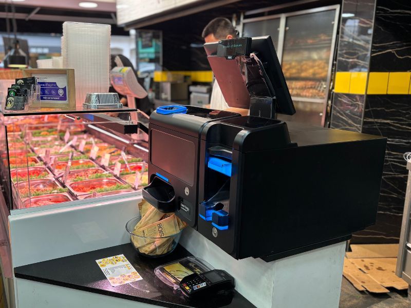 Équipement de monnayeur automatique dans un traiteur à Toulouse pour sécuriser les paiements en espèces